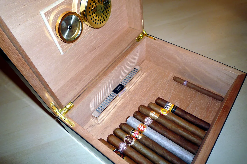 Cigar Humidor Guide: How Humidors Work in Malaysia — open wooden humidor holding cigars, with a round hygrometer set in the lid